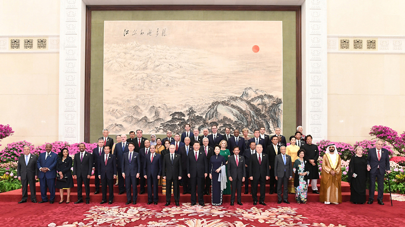 2019年4月26日，習(xí)近平主席和夫人彭麗媛在北京人民大會堂舉行宴會，歡迎出席第二屆“一帶一路”國際合作高峰論壇的外方領(lǐng)導(dǎo)人夫婦及嘉賓。這是習(xí)近平和彭麗媛同外方領(lǐng)導(dǎo)人夫婦及嘉賓合影留念。