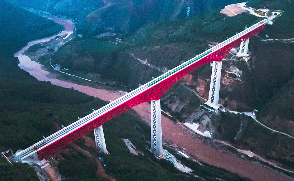 中老鐵路首發(fā)列車駛過中國云南省元江哈尼族彝族傣族自治縣境內(nèi)的元江雙線特大橋（2021年12月3日攝，無人機(jī)照片）。