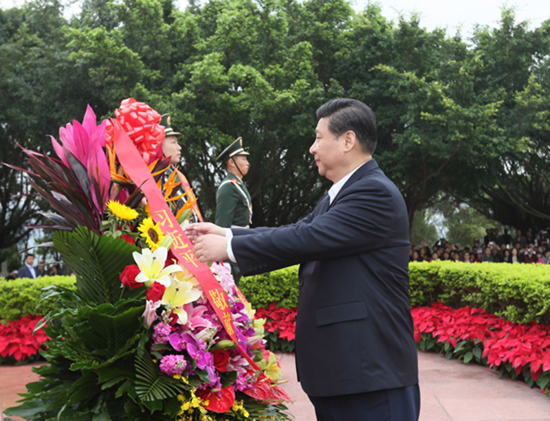 2012年12月8日，習近平在深圳蓮花山公園向鄧小平銅像敬獻花籃。