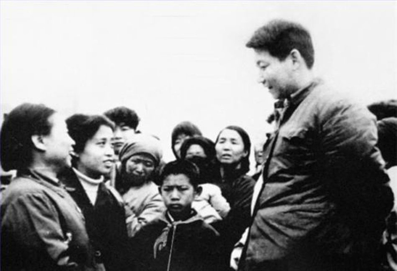 1983年，時任中共正定縣委書記的習近平同趙村群眾交談。
