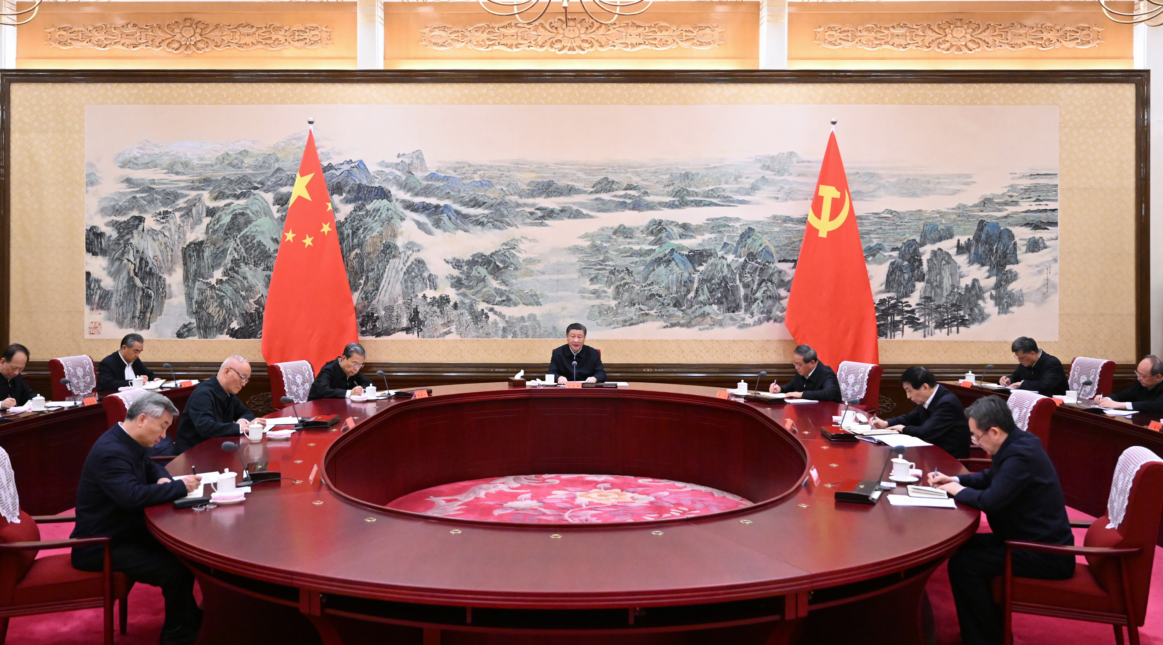 2023年12月21日至22日，中共中央政治局召開學(xué)習(xí)貫徹習(xí)近平新時代中國特色社會主義思想主題教育專題民主生活會，中共中央總書記習(xí)近平主持會議并發(fā)表重要講話。