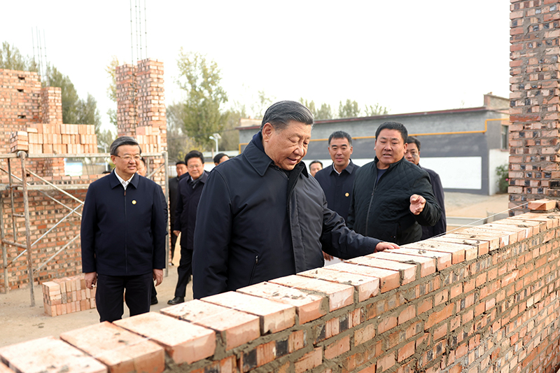 2023年11月10日，習(xí)近平總書記在河北保定涿州市刁窩鎮(zhèn)萬全莊村房屋重建施工現(xiàn)場(chǎng)考察。