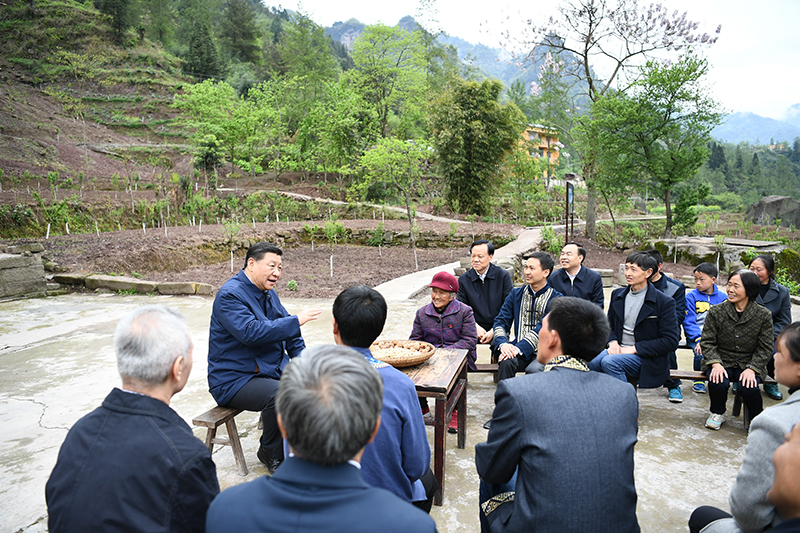 2019年4月15日，習(xí)近平總書記在重慶石柱土家族自治縣中益鄉(xiāng)華溪村同村民代表、基層干部、扶貧干部、鄉(xiāng)村醫(yī)生等圍坐在一起，共話脫貧攻堅(jiān)。