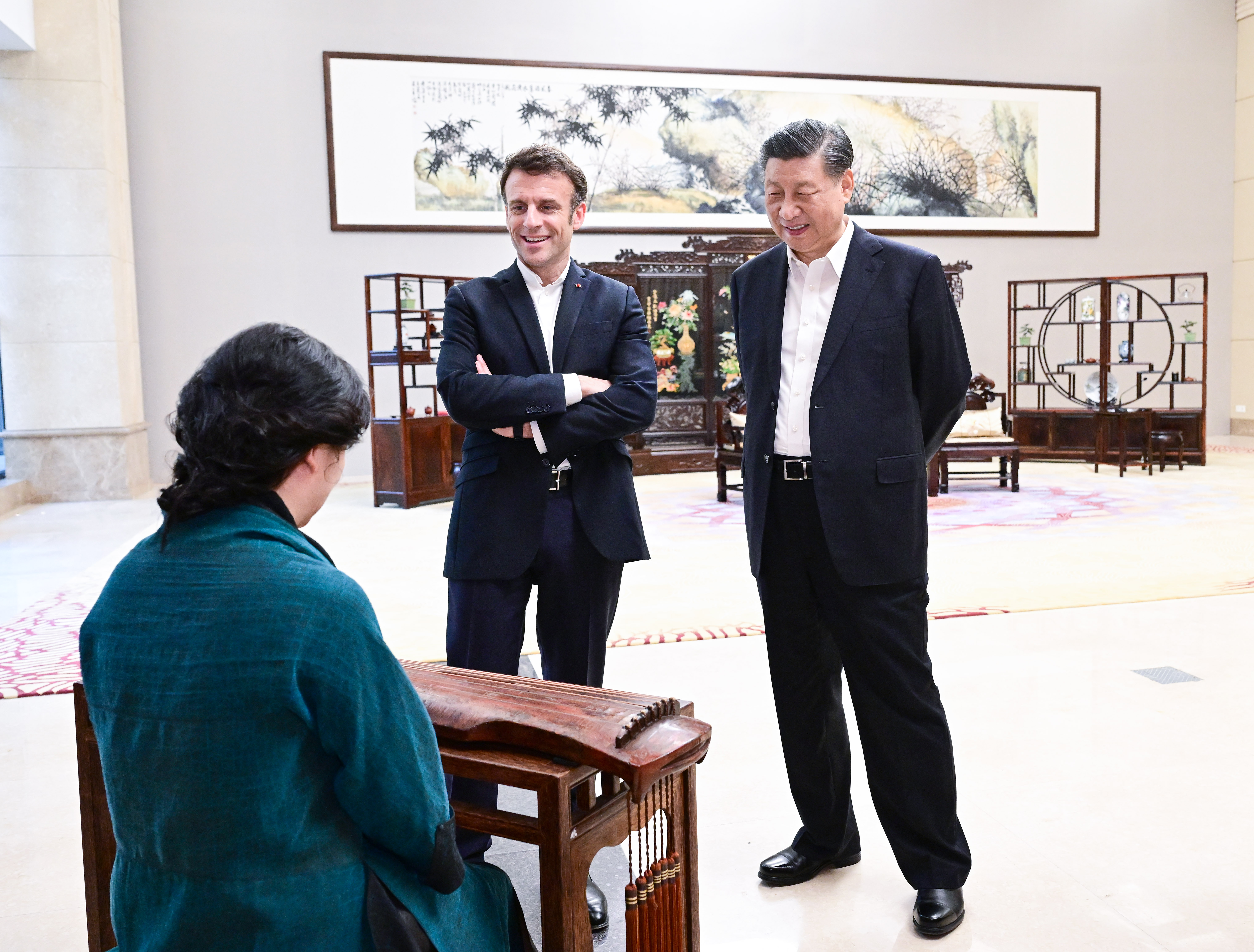 2023年4月7日，習(xí)近平主席在廣東省廣州市松園同法國總統(tǒng)馬克龍舉行非正式會晤。這是兩國元首在白云廳欣賞古琴演奏。