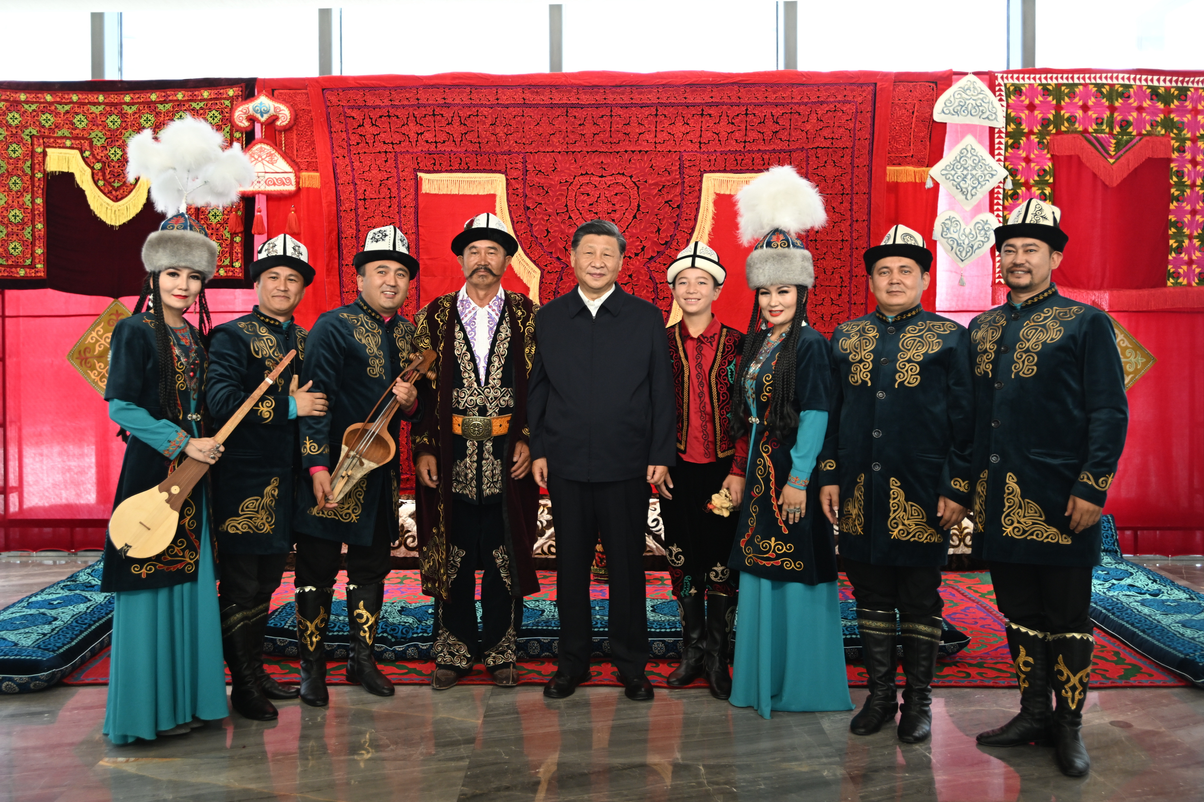 2022年7月13日，習(xí)近平總書記在新疆烏魯木齊市新疆維吾爾自治區(qū)博物館，同《瑪納斯》非物質(zhì)文化遺產(chǎn)傳承人在一起。