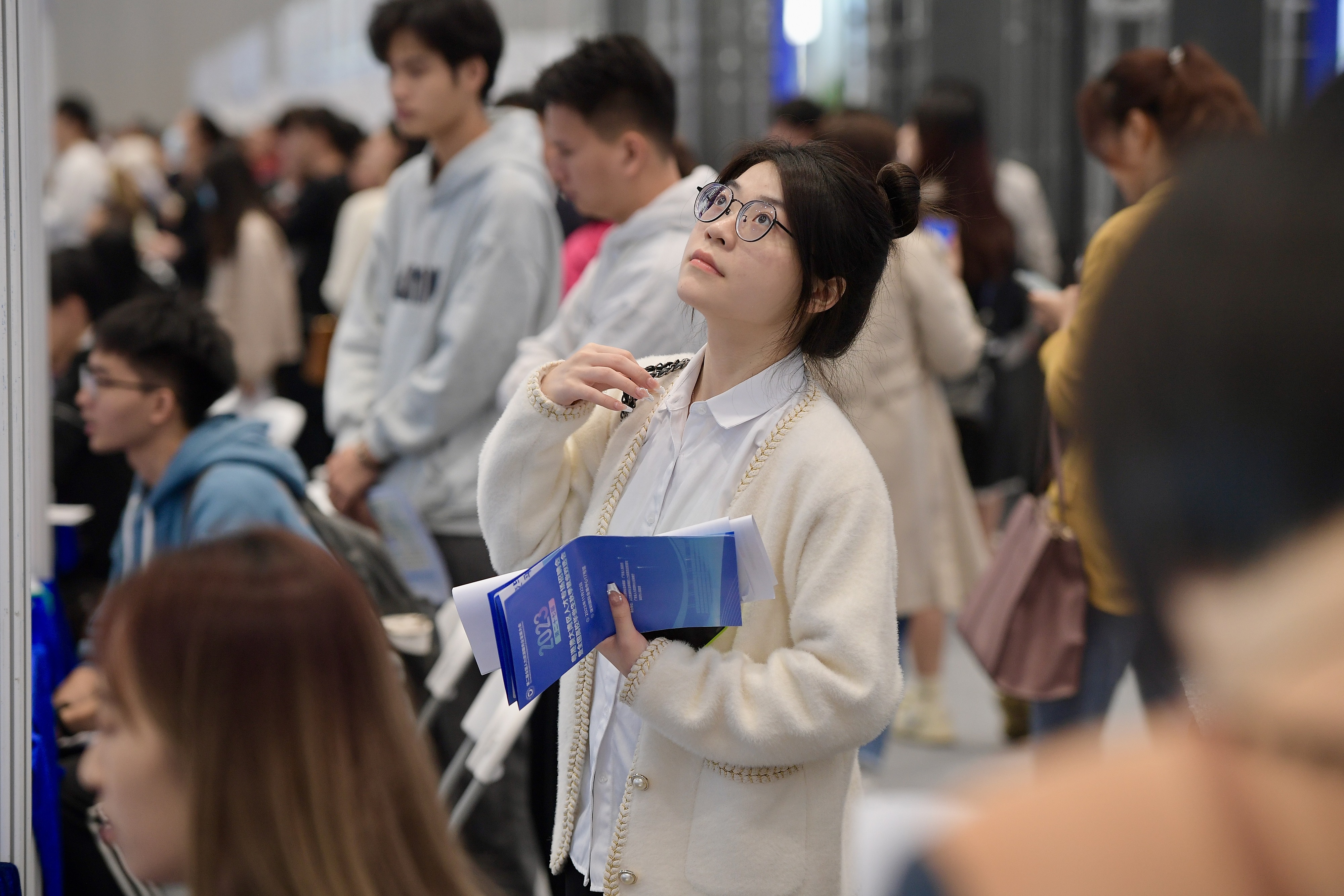  2023年11月22日，2023年粵港澳大灣區(qū)人才專場(chǎng)招聘會(huì)暨第27屆全國(guó)高校畢業(yè)生秋季就業(yè)雙選會(huì)在深圳國(guó)際會(huì)展中心舉辦。