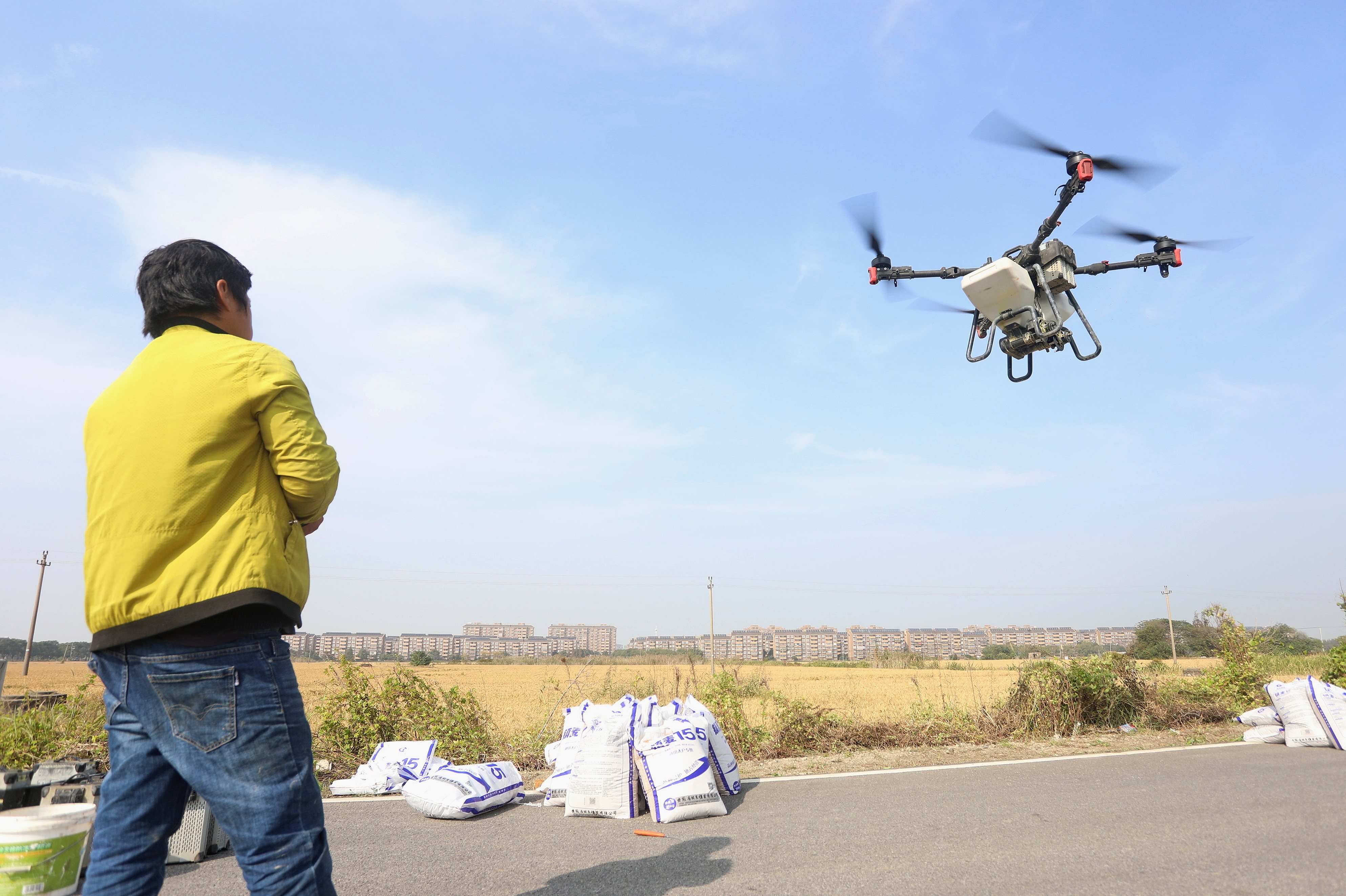 2023年11月15日，浙江嘉興，南湖區(qū)七星街道一處農(nóng)田里，農(nóng)民操縱無人機(jī)進(jìn)行冬小麥飛播。