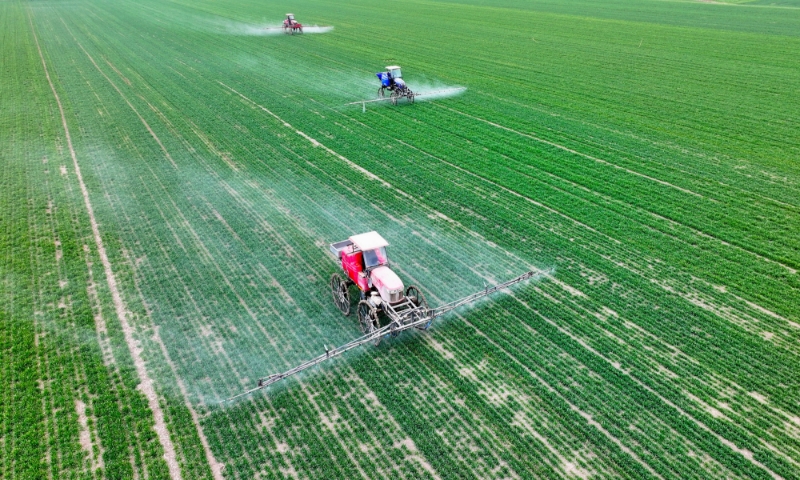 2024年2月18日，安徽省亳州市，利辛縣紀(jì)王場鄉(xiāng)孫老家村麥田，農(nóng)民駕駛自走式高桿噴霧機(jī)對小麥進(jìn)行噴藥作業(yè)。