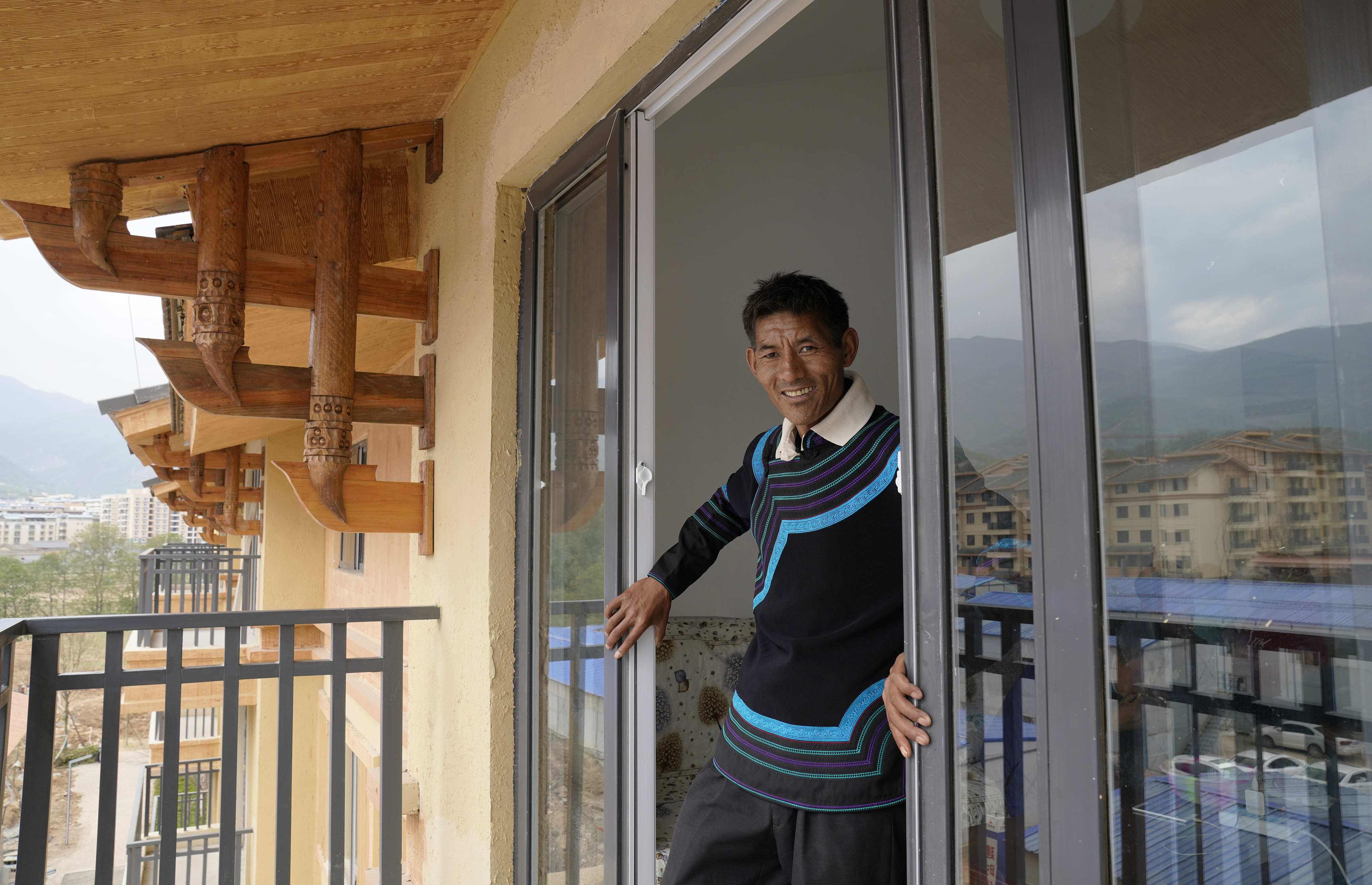 2020年5月14日，四川涼山彝族自治州昭覺縣，“懸崖村”村村民某色伍哈入住新房。