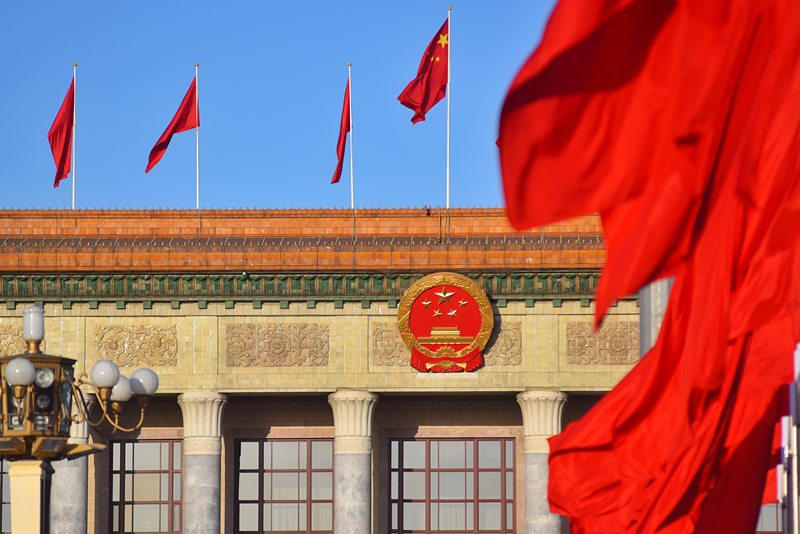 2024年3月8日，北京上空現(xiàn)“兩會藍”，人民大會堂前紅旗飄揚。